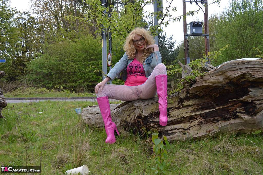 Amateur woman Barby Slut exposes herself at a public park in pink boots foto porno #422886442