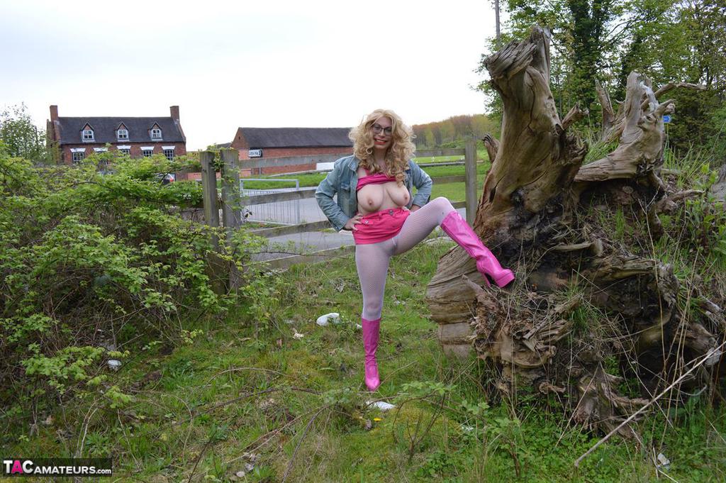 Amateur woman Barby Slut exposes herself at a public park in pink boots foto porno #422886567 | TAC Amateurs Pics, Barby Slut, Amateur, porno mobile
