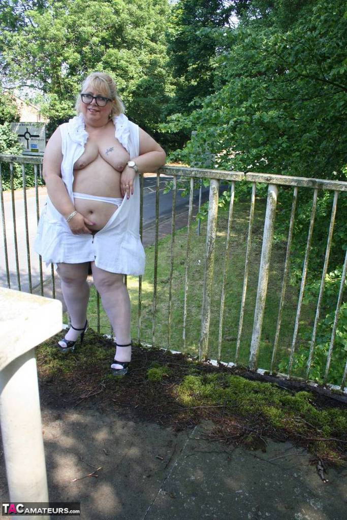 Fat blonde Lexie Cummings exposes herself while crossing a pedestrian overpass ポルノ写真 #428674931