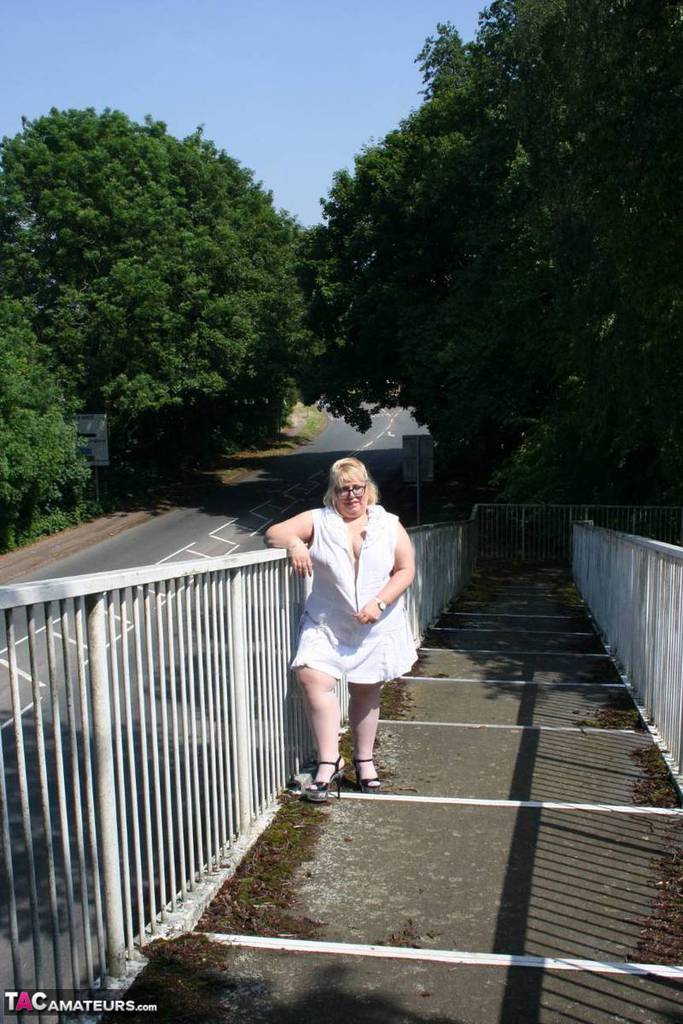 Fat blonde Lexie Cummings exposes herself while crossing a pedestrian overpass ポルノ写真 #428674937