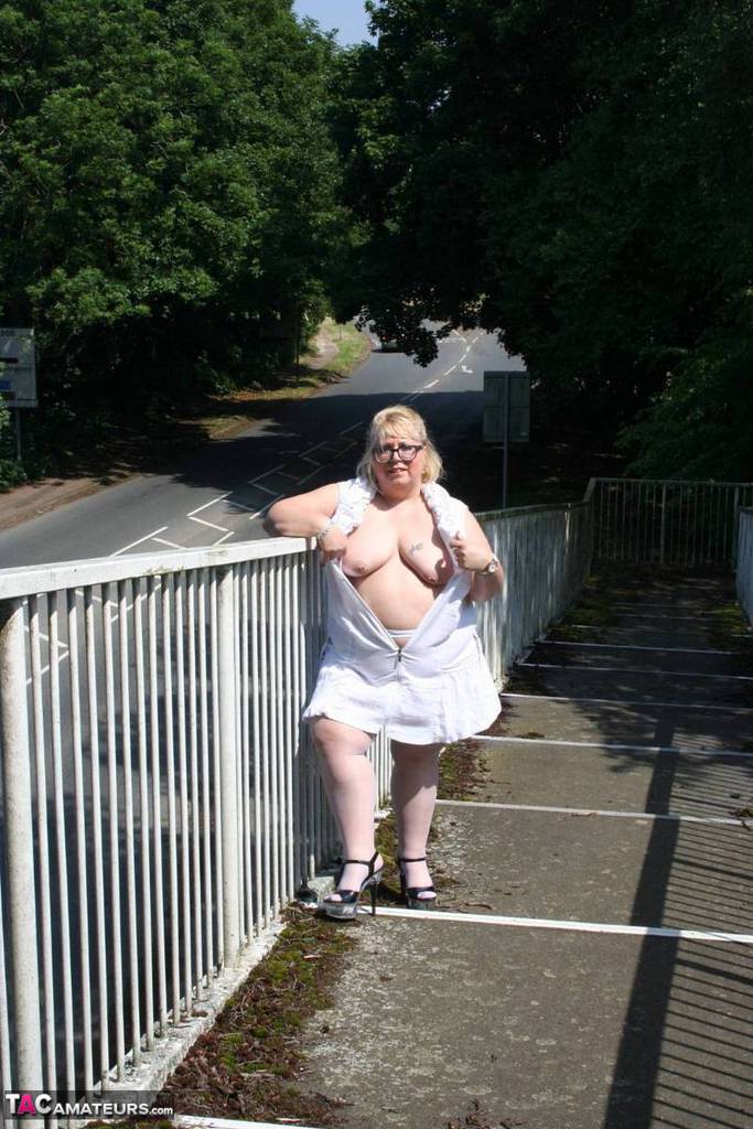 Fat blonde Lexie Cummings exposes herself while crossing a pedestrian overpass porn photo #428674939