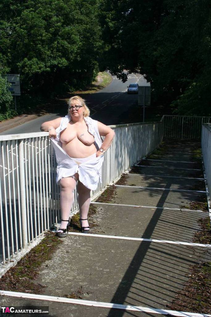 Fat blonde Lexie Cummings exposes herself while crossing a pedestrian overpass foto porno #428674943