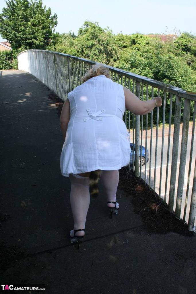 Fat blonde Lexie Cummings exposes herself while crossing a pedestrian overpass porn photo #428674945