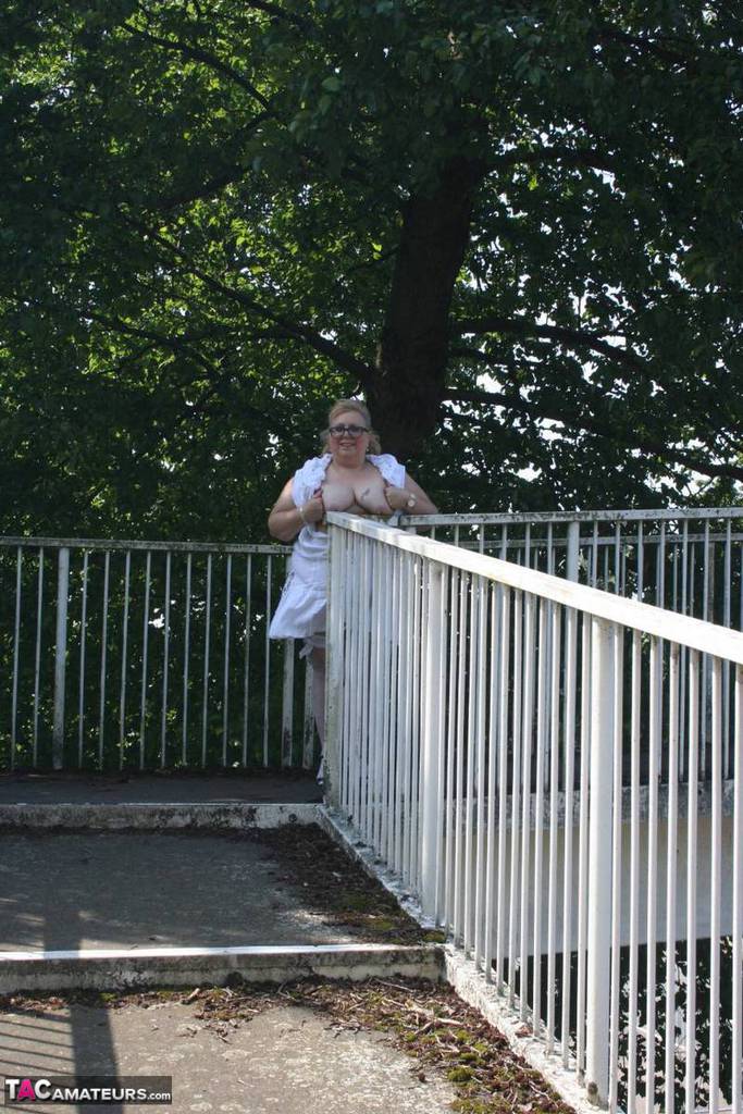 Fat blonde Lexie Cummings exposes herself while crossing a pedestrian overpass ポルノ写真 #428674947