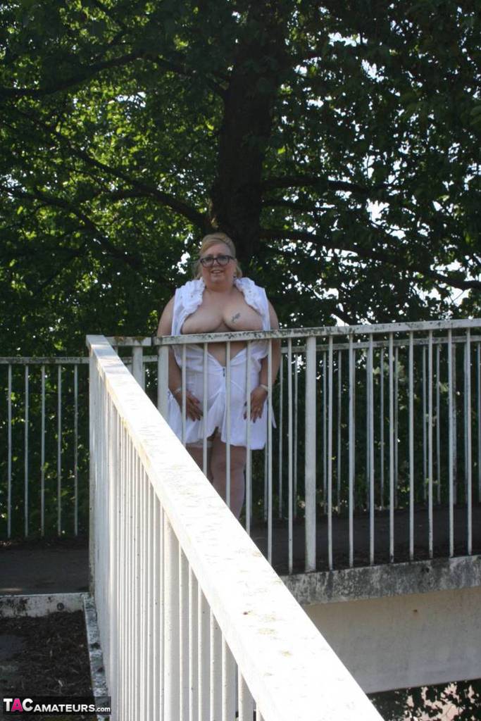 Fat blonde Lexie Cummings exposes herself while crossing a pedestrian overpass foto porno #428572759