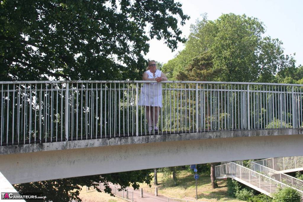 Fat blonde Lexie Cummings exposes herself while crossing a pedestrian overpass ポルノ写真 #428674990