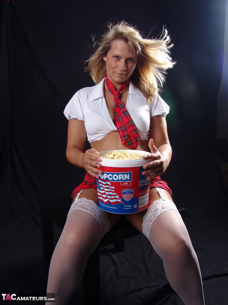 Blonde amateur Sweet Susi gets completely naked while eating a tub of popcorn foto porno #424116724