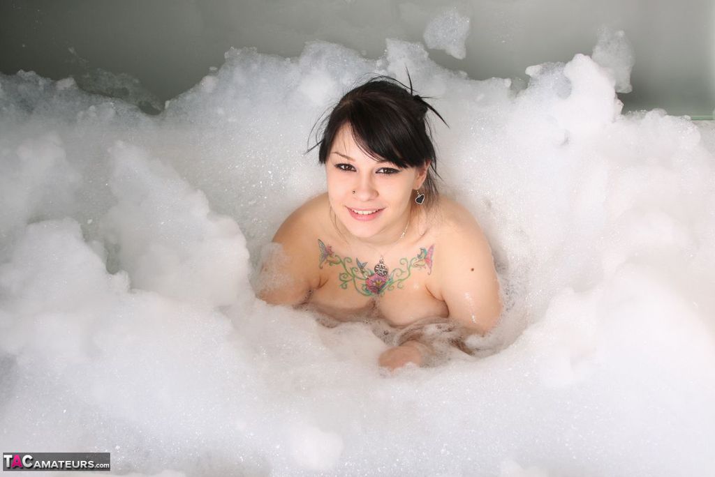 Amateur solo girl Susy Rocks covers her great body with soap bubbles porn photo #426789262
