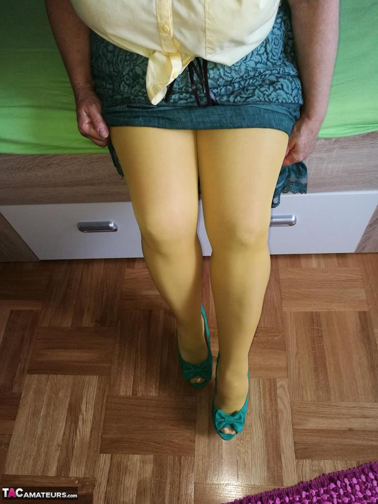Old woman Caro releases her hairy vagina from yellow pantyhose on her bed ポルノ写真 #423884044