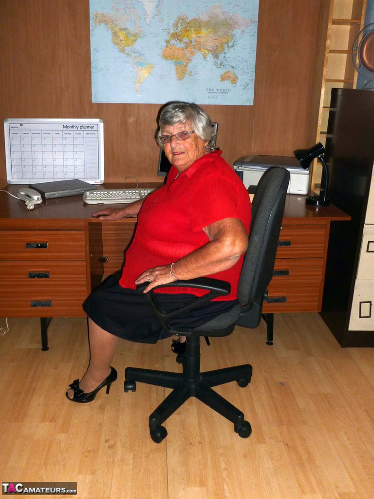 Obese British nan Grandma Libby gets totally naked on a computer desk foto porno #427037310