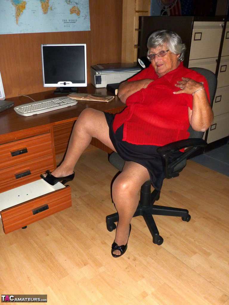 Obese British nan Grandma Libby gets totally naked on a computer desk foto porno #427037312