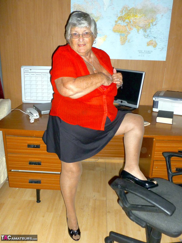 Obese British nan Grandma Libby gets totally naked on a computer desk zdjęcie porno #427037321