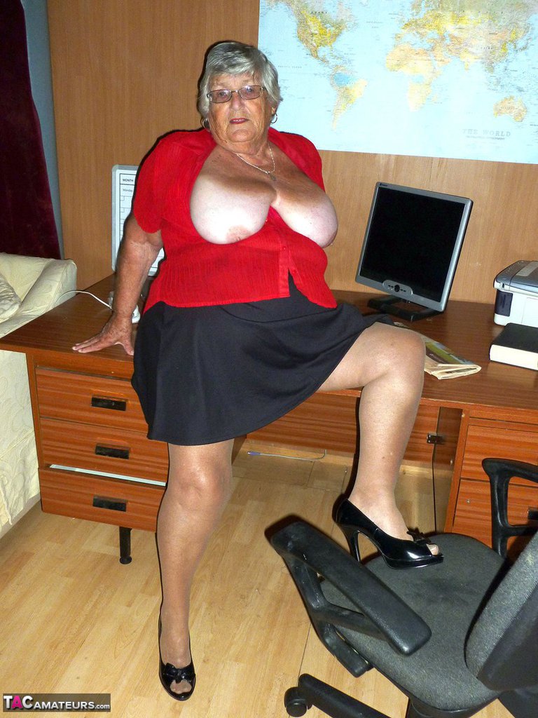 Obese British nan Grandma Libby gets totally naked on a computer desk zdjęcie porno #426688858
