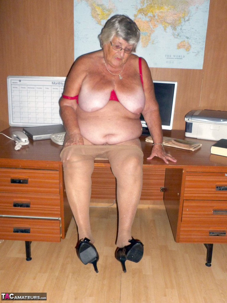Obese British nan Grandma Libby gets totally naked on a computer desk 色情照片 #427037353 | TAC Amateurs Pics, Grandma Libby, Granny, 手机色情