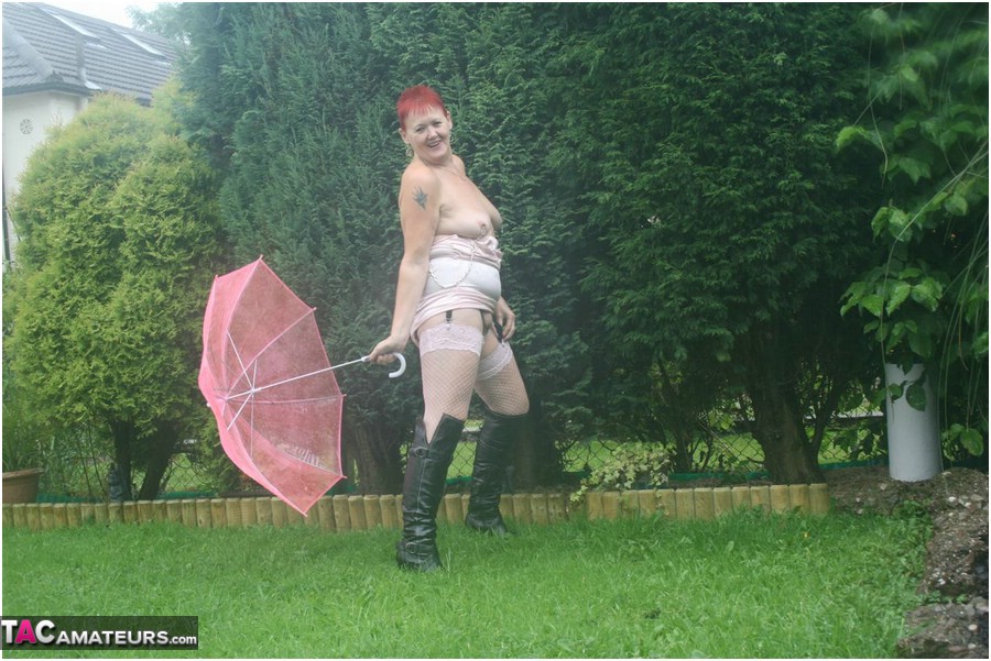 Older redhead Valgasmic Exposed models nude in the rain while holding a brolly 色情照片 #424895938 | TAC Amateurs Pics, Valgasmic Exposed, Saggy Tits, 手机色情