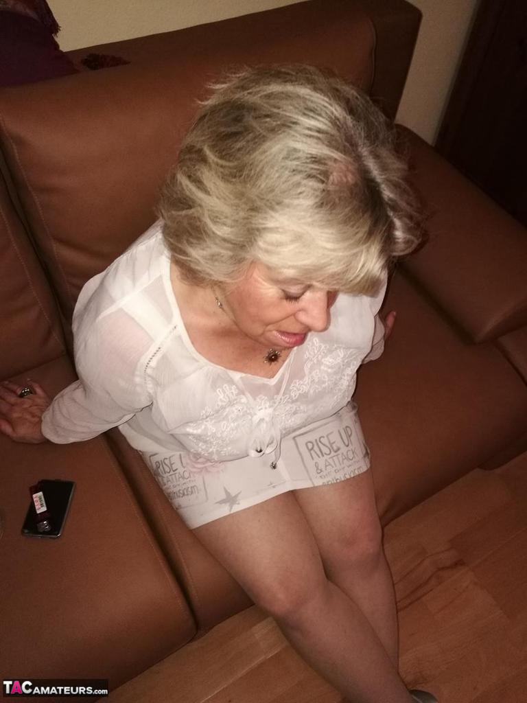 Mature lady exposes her large tits while having a smoke in pantyhose foto pornográfica #423905068 | TAC Amateurs Pics, Caro, Granny, pornografia móvel