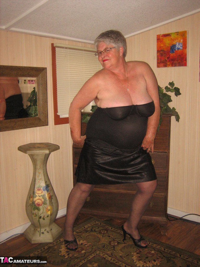 Fat old woman Girdle Goddess doffs black lingerie to pose nude in stockings foto pornográfica #424128586 | TAC Amateurs Pics, Girdle Goddess, Granny, pornografia móvel