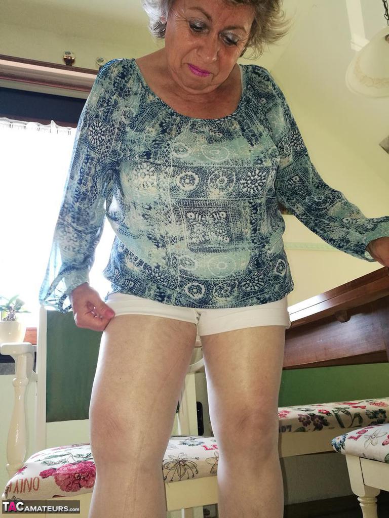 Old Woman Caro Pulls Down Her Pantyhose In High Heels At Kitchen Table