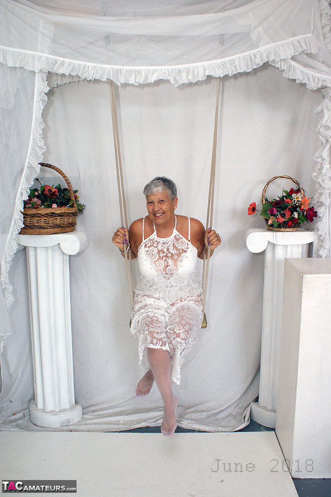 Short haired oma Savana models all white lingerie and hosiery on a swing ポルノ写真 #428618942