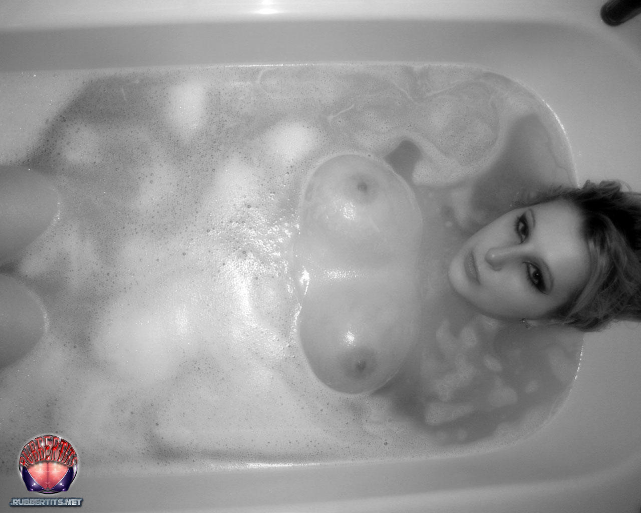 Rubber Tits Bathtime foto porno #426805766