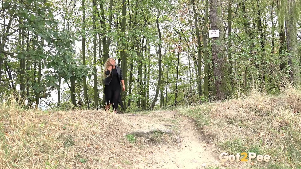 Blonde girl Jenna Lovely takes a piss while descending a bank near the woods foto porno #428576346
