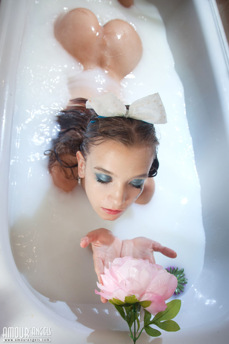Tiny teen girl Alisabelle pours milk over her naked body while taking a bath ポルノ写真 #425618638 | Amour Angels Pics, Alisabelle, Oiled, モバイルポルノ