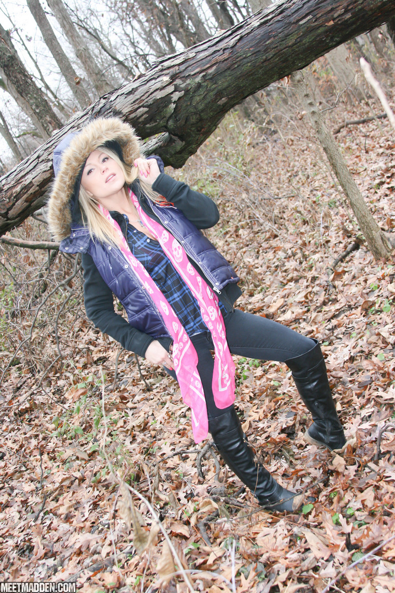 Amateur girl Meet Madden exposes a pink bra while in the woods on a chilly day foto porno #426815612