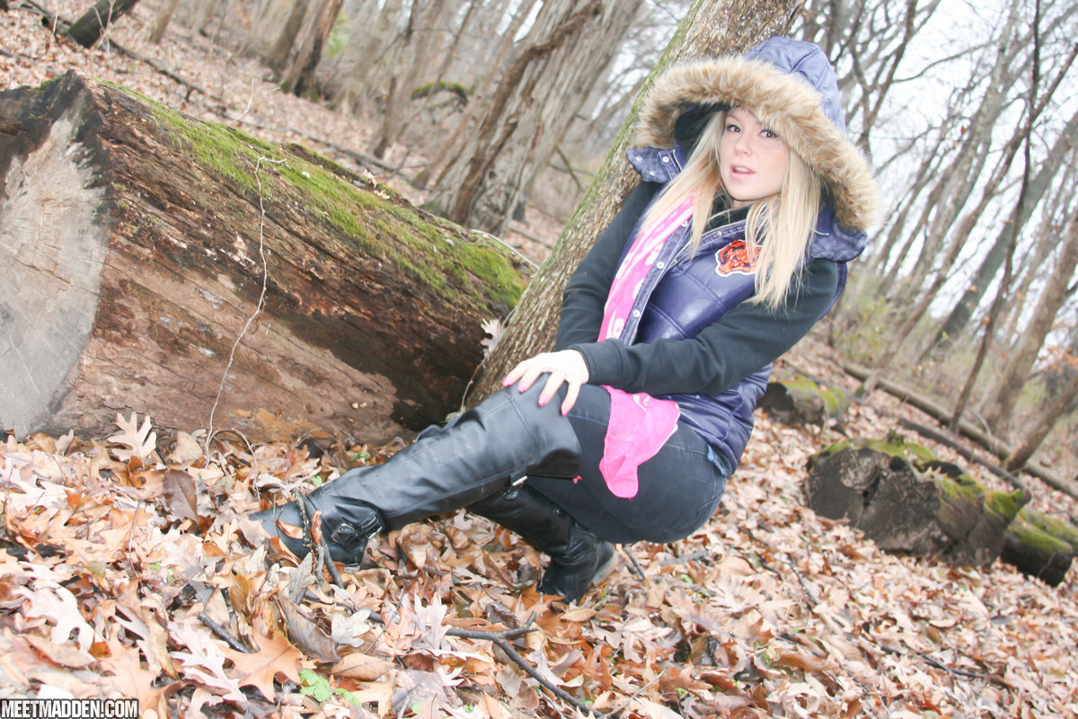 Amateur girl Meet Madden exposes a pink bra while in the woods on a chilly day 포르노 사진 #427206720
