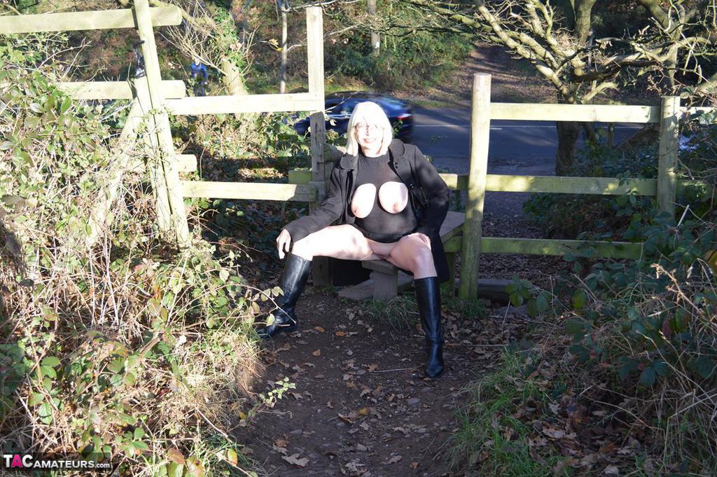Older woman Barby Slut flashes while out and about in the British Isles foto porno #422978998