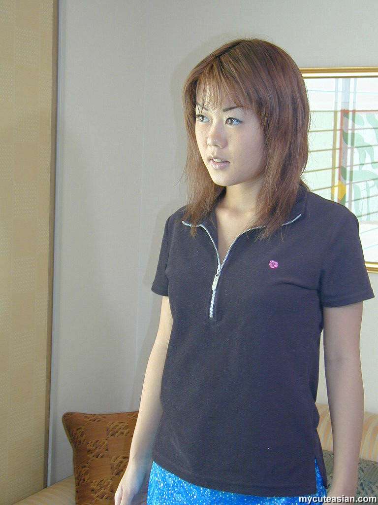 Young looking Asian girl shows off the pink of her bush for the first time 色情照片 #428424868