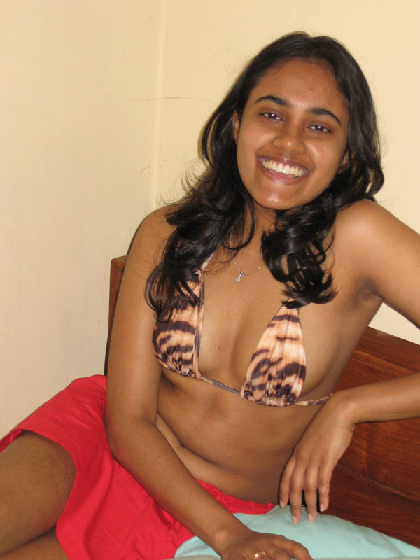 Indian girl with a nice smile shows her breasts on top of a bed ポルノ写真 #425059246 | Fuck My Indian GF Pics, Indian, モバイルポルノ