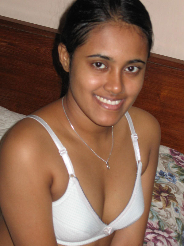 Indian girl with a nice smile shows her breasts on top of a bed 色情照片 #424742763 | Fuck My Indian GF Pics, Indian, 手机色情