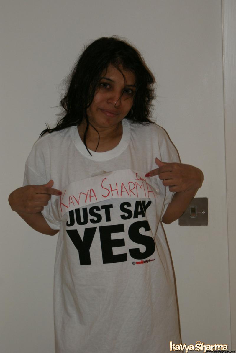 Kavya promoting her website with her name shirt on Porno-Foto #425078697