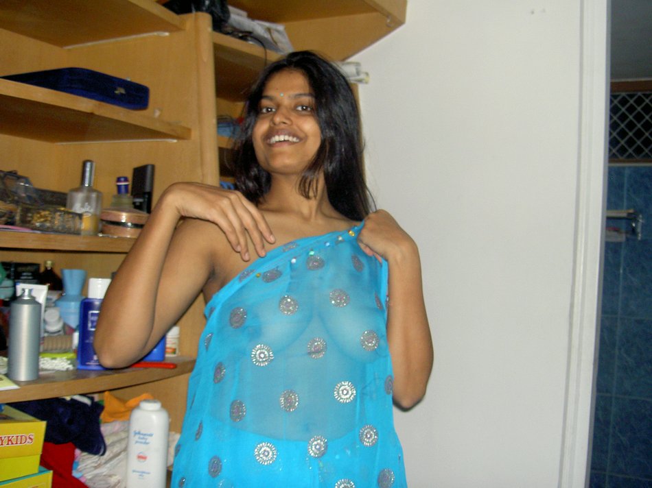 Desi housewife Aprita lets her brassiere slip while posing non nude Porno-Foto #423945130