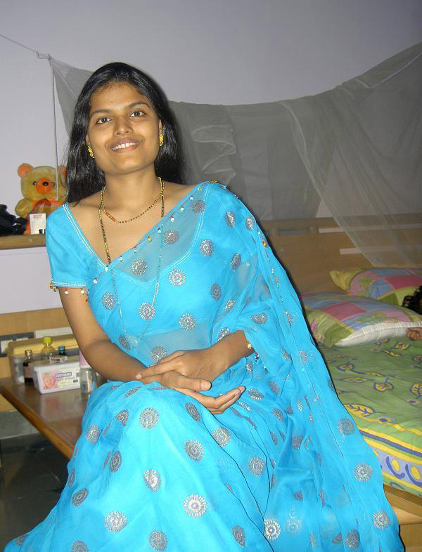 Desi housewife Aprita lets her brassiere slip while posing non nude Porno-Foto #423945132