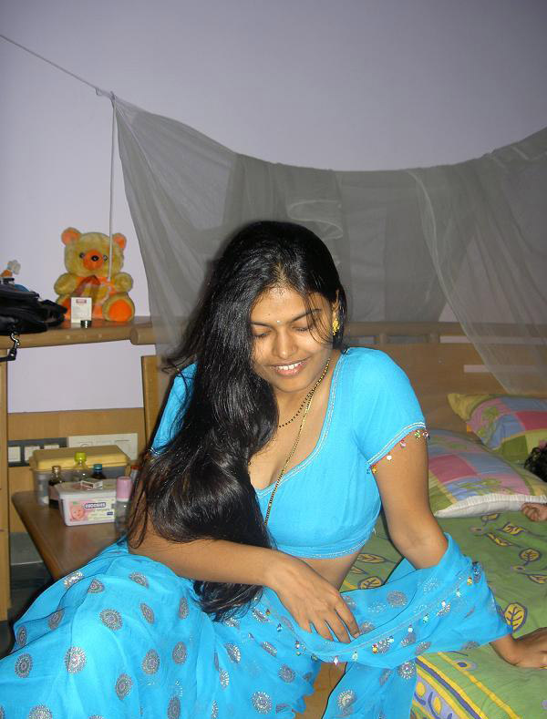 Desi housewife Aprita lets her brassiere slip while posing non nude Porno-Foto #423945147