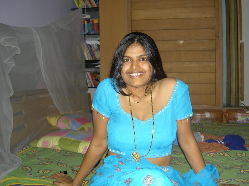 Desi housewife Aprita lets her brassiere slip while posing non nude foto porno #423945150