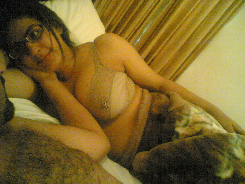 In her bedroom with boyfriend, a seductive Indian woman was seen stripping naked.