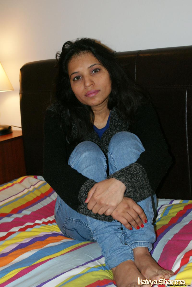 Indian chick Kavya Sharma cups a natural breast after disrobing to masturbate ポルノ写真 #425073248