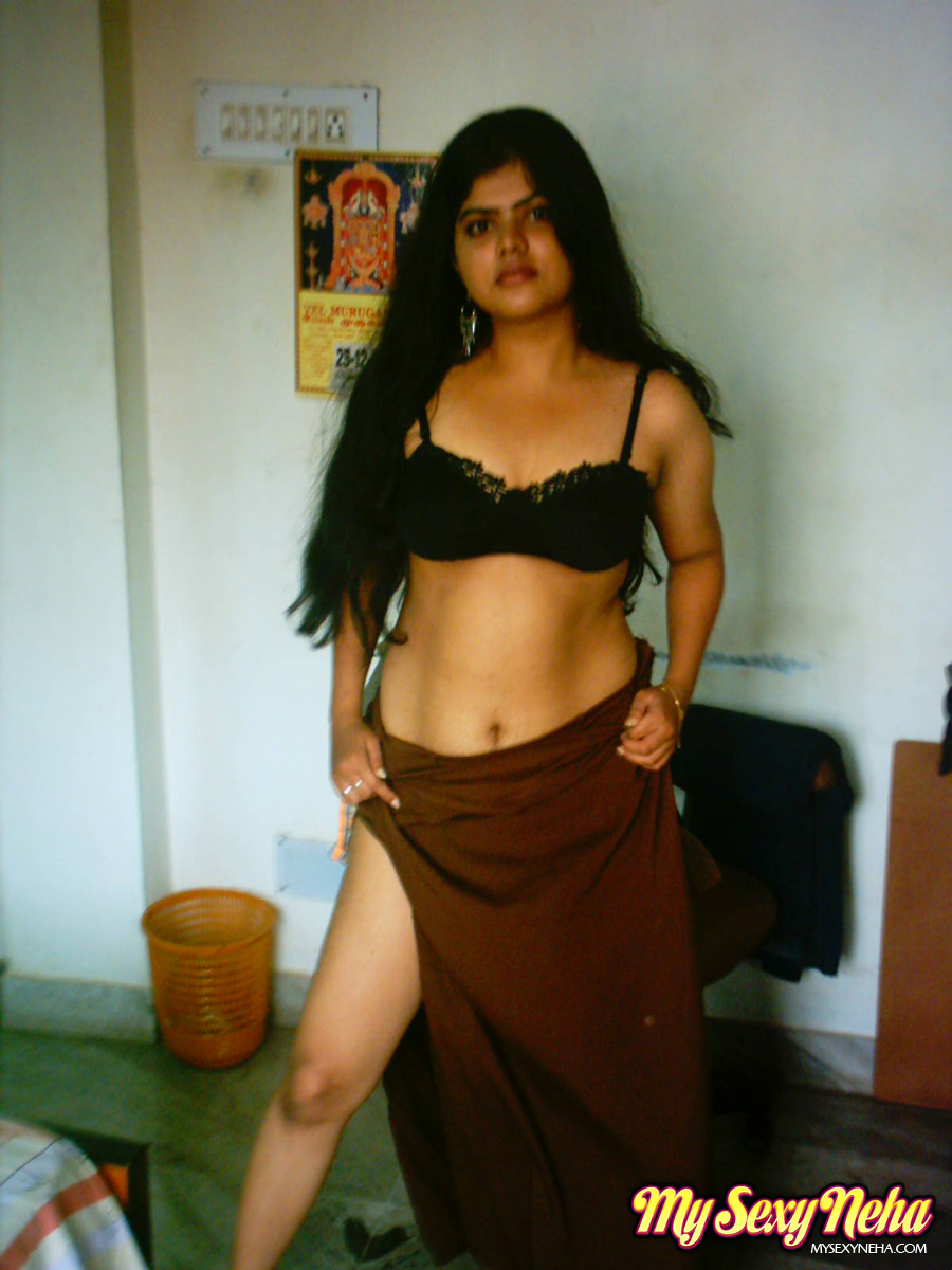 Indian plumper unveils her natural tits & dark areolas before showing her bush porno fotoğrafı #423911043