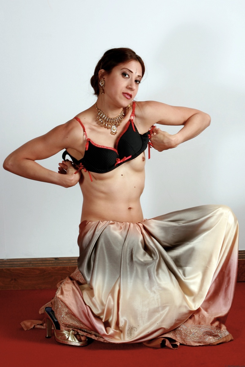 Hot indian amateur stripping her sari off on camera foto porno #428578818