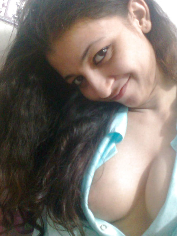 Indian solo girl holds her face firm while letting nipples free of lingerie 色情照片 #424434907