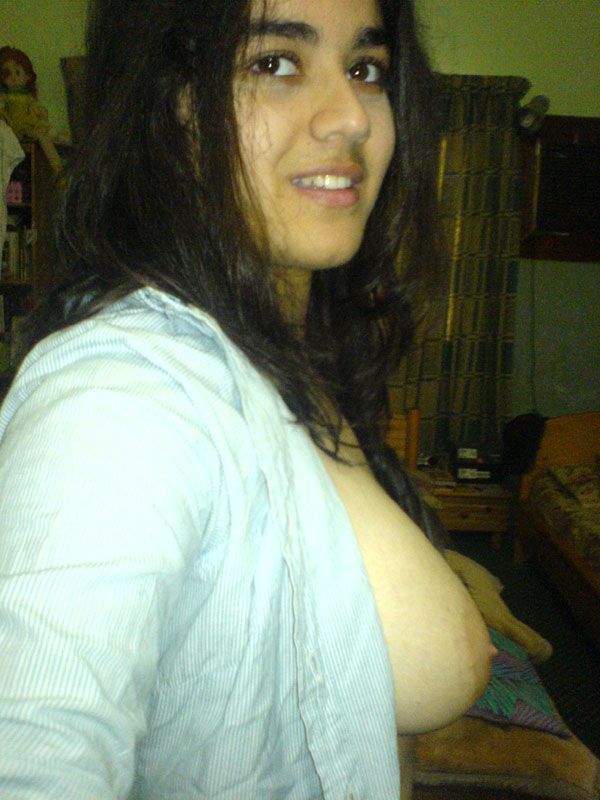 Pakistani Girls Remove Belause Sex - Indian girl takes self shots with big natural tits free of blouse -  PornPics.com