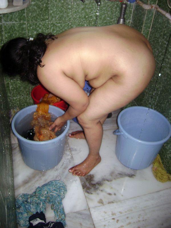 Indian fatty washes her clothes while taking a shower at the same time foto pornográfica #423948901