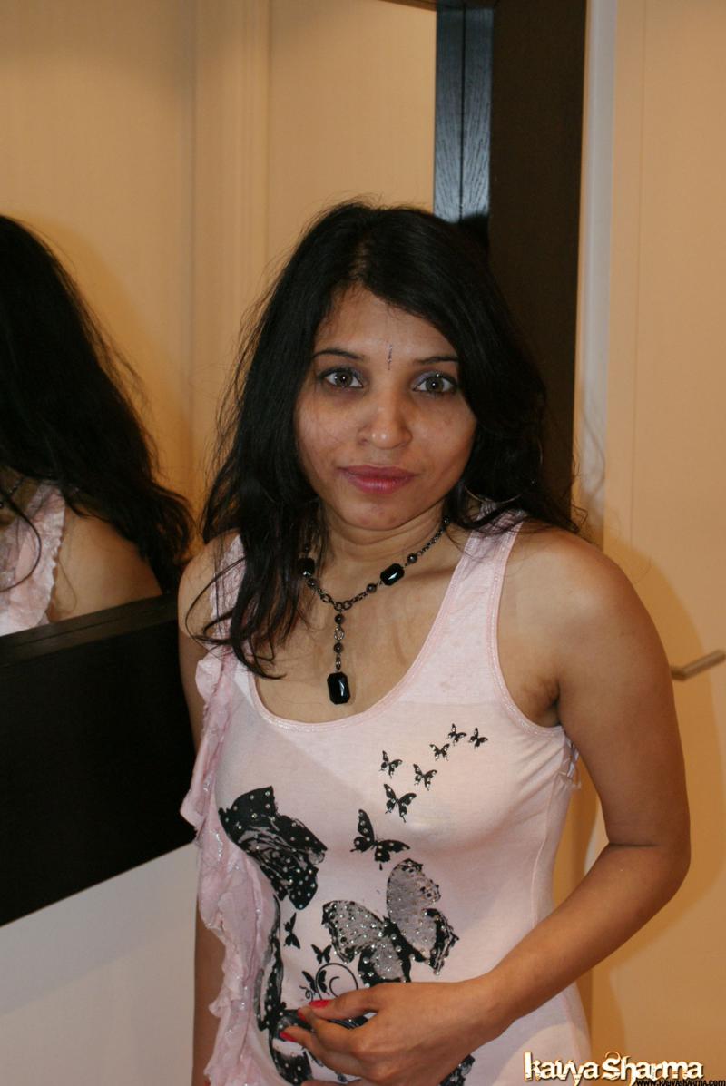 Kavya showing off in members gifted pink top foto porno #428578777