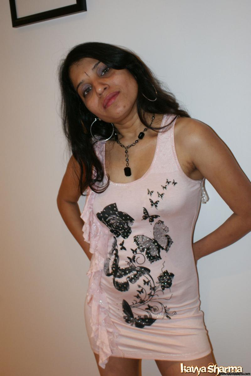 Kavya showing off in members gifted pink top foto porno #428851387