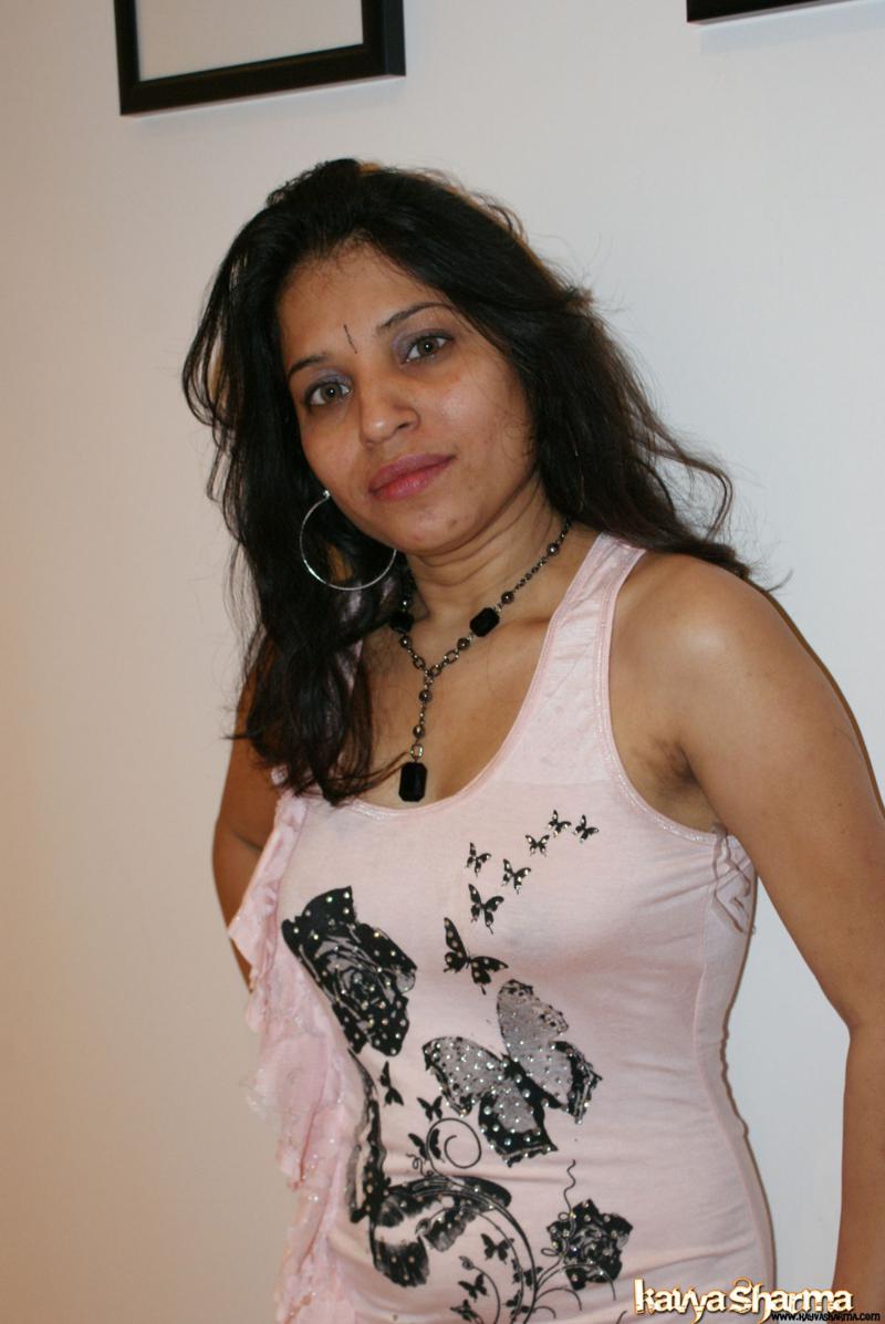 Kavya showing off in members gifted pink top foto pornográfica #428851444