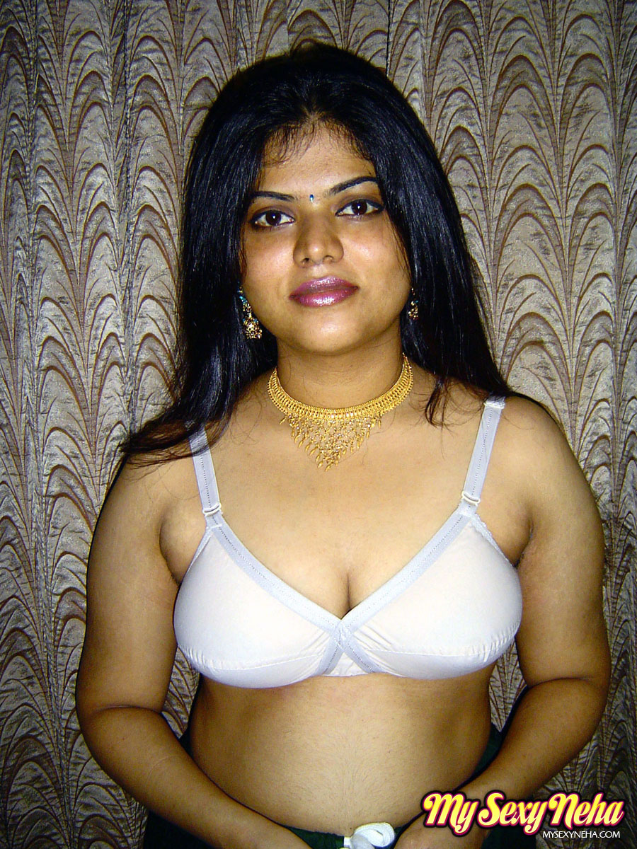 Chubby Indian girl Neha releases her breasts from white brassiere порно фото #424259722