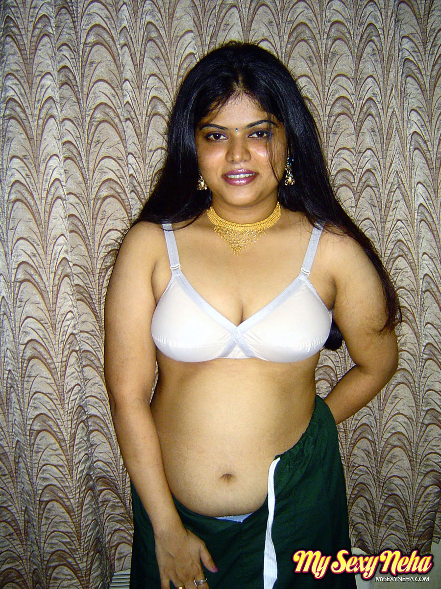 Chubby Indian girl Neha releases her breasts from white brassiere porno foto #424259729