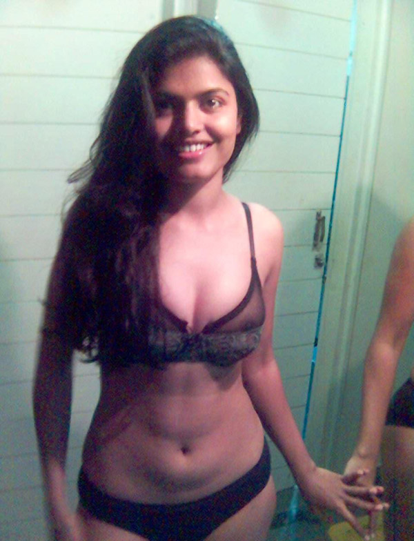 Indian wife Aprita sucks cock during set of candid homemade snaps foto pornográfica #423925791